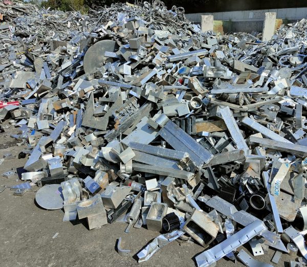 Aluminijski komadi - Carter - otpad - otpadni metal Aluminijski odljevak