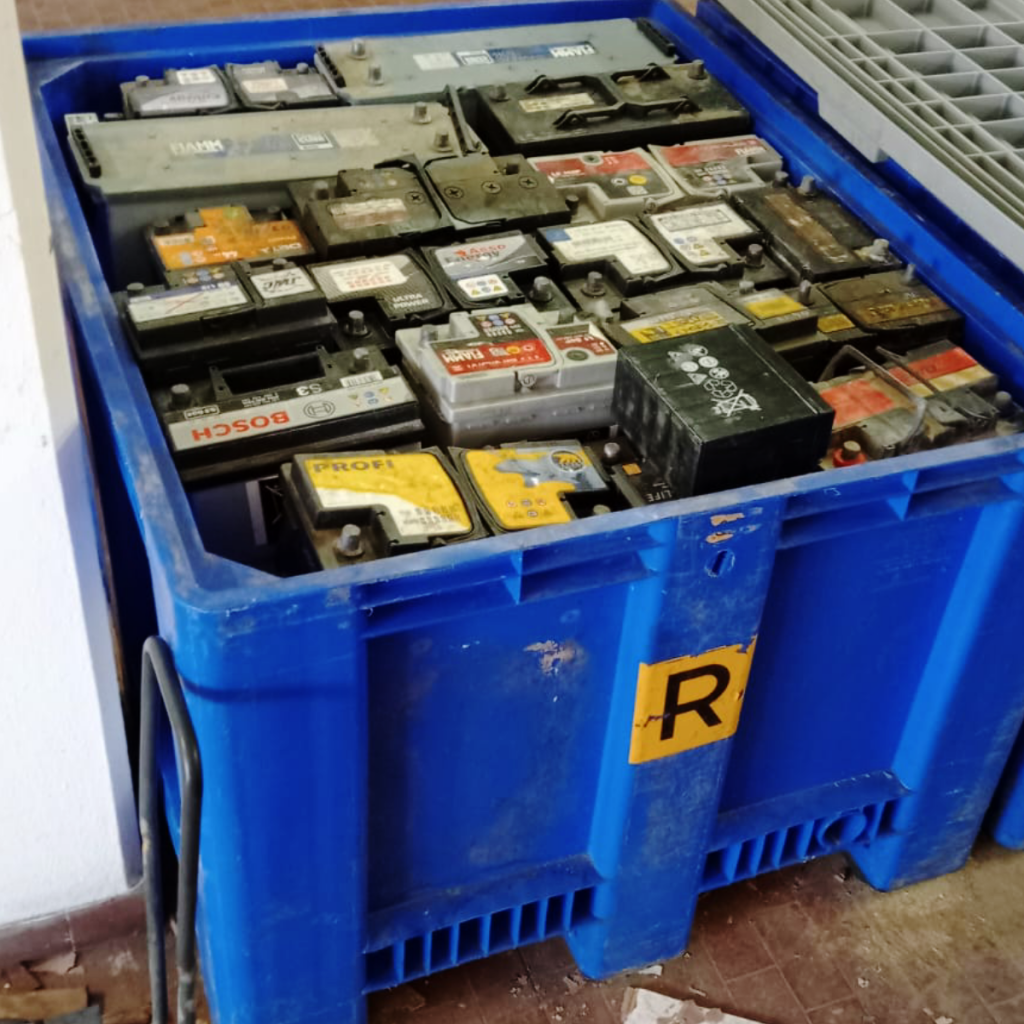 battery lead scrap _ rottame batterie al piombo